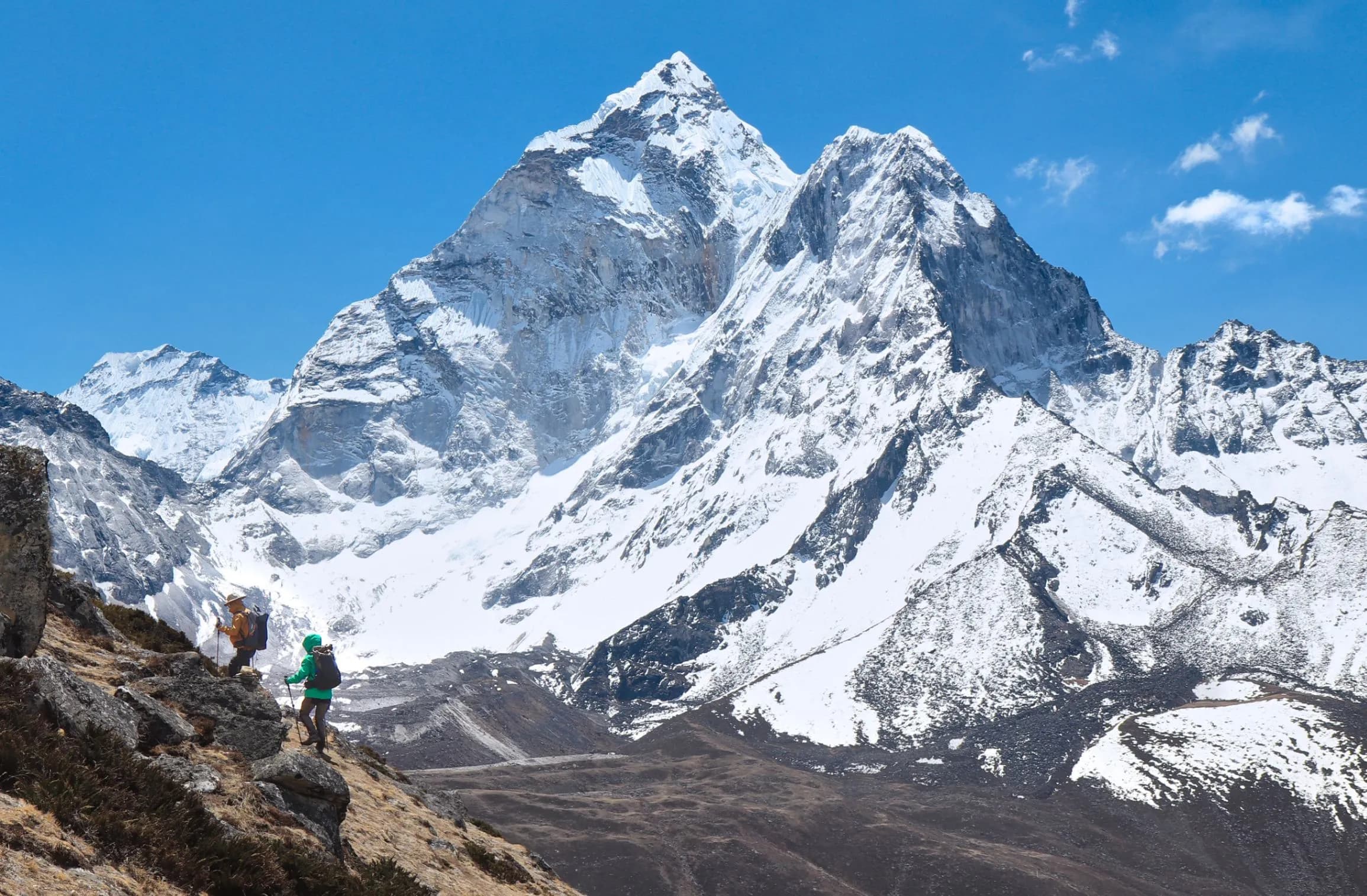 Trekkeurs sur le sentier du camp de base de l'Everest avec les sommets enneigés de l'Himalaya en arrière-plan